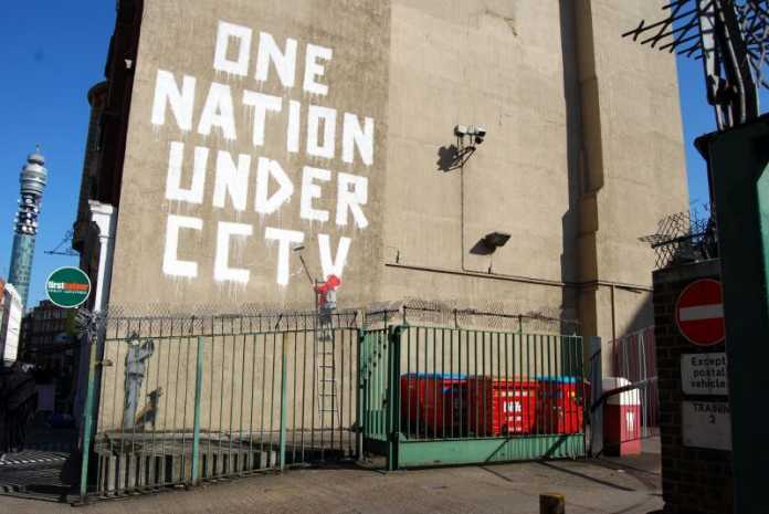 Feuermauer mit Aufschrift &quot;One Nation Under CCTV&quot;