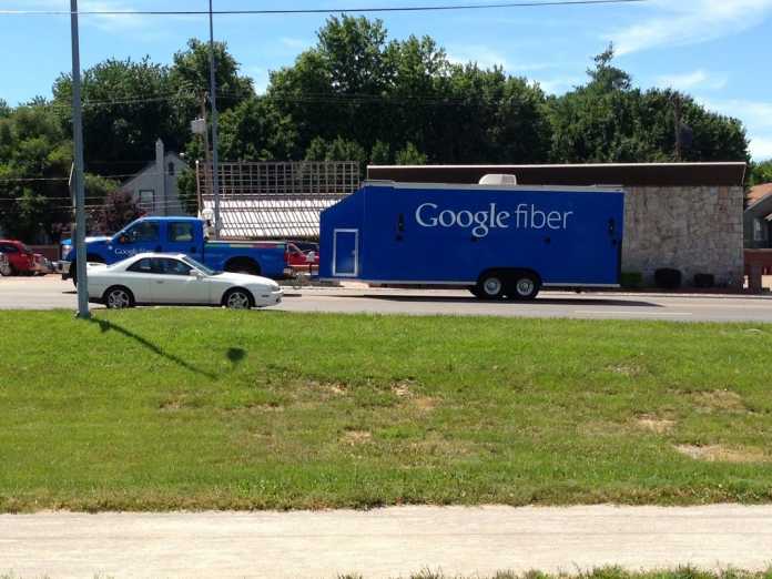 Pickup-Truck von Google Fiber zieht Anhänger mit Aufschrift &quot;Google Fiber&quot;