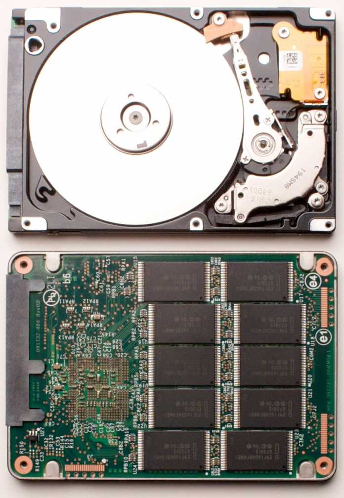 Solid State Disks speichern die Daten nicht wie Festplatten auf rotierenden Magnetscheiben (oben) sondern in Flash-Chips (unten).