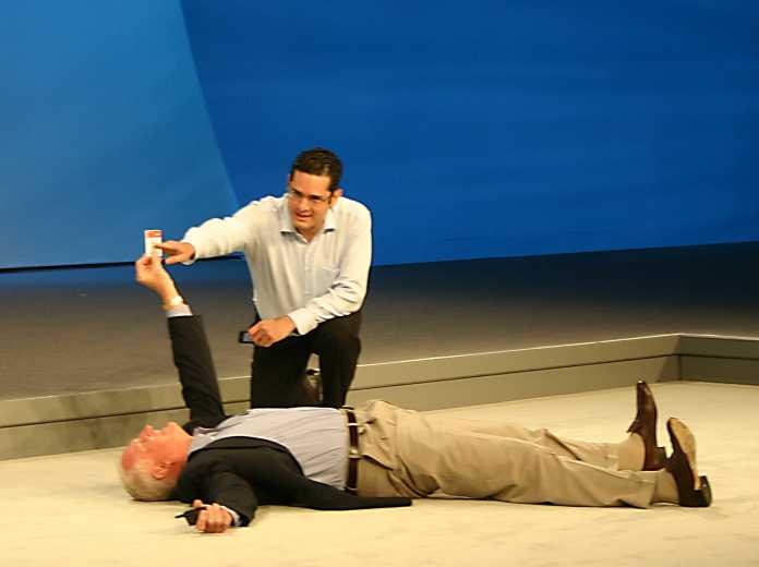 Barrett am Boden: Ein simulierter Notfall demonstriert den Einsatz einer Mobilfunklösung im Gesundheitswesen.