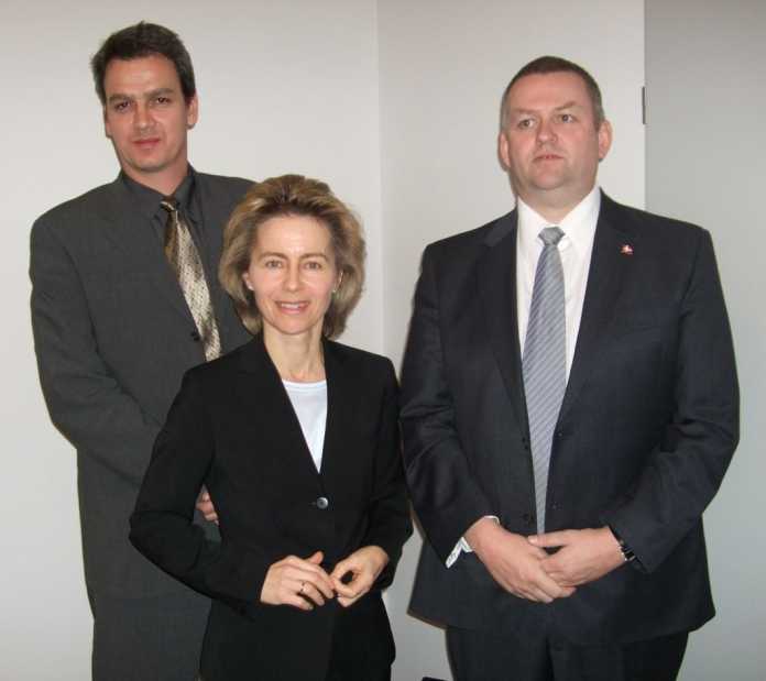 Bundesfamilienministerin Ursula von der Leyen holte sich die Unterstützung skandinavischer Polizeibeamter (links: Bjørn-Erik Ludvigsen, rechts: Lars Underbjerg), um die Provider von Sperren gegen Kinderpornographie zu überzeugen.