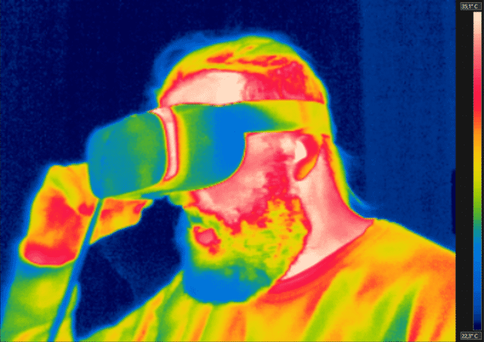 Das Infrarotkamera-Bild zeigt deutlich, wie mollig warm das im Daydream-Headset steckende Smartphone wird. Mehr als ein Schönheitsfehler ist das nicht, hitzebedingte Abstürze haben wir nicht festgestellt.