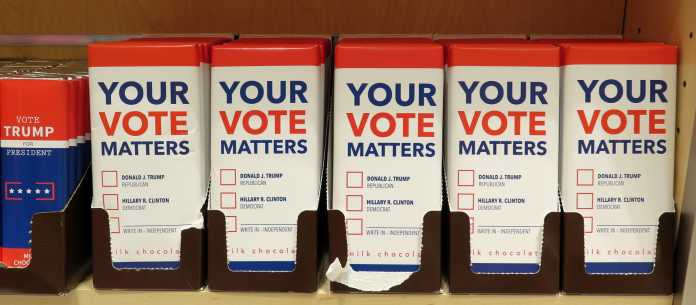 Schokoladetafeln mit Aufschrift &quot;Yout Vote Matters&quot; und Kästchen für Trump und Clinton