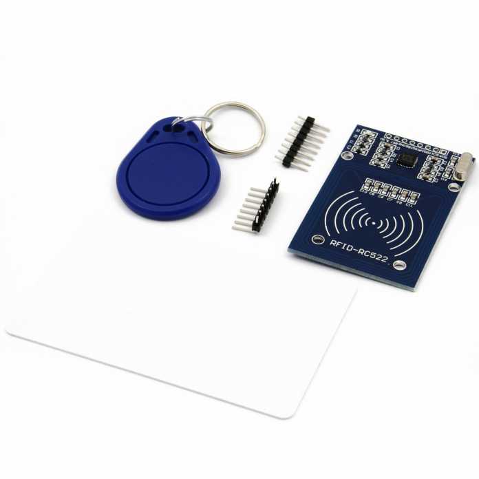 Ein RFID-RC522 Set besteht aus einem Reader, zwei RFID-Tags und Steckleisten zum Anlöten