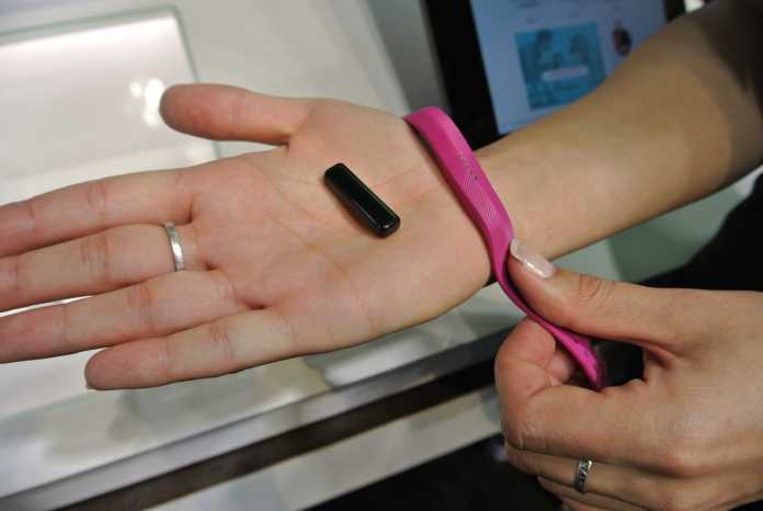 Der Flex von Fitbit lässt sich in Armbänder mit diversen Farben klipsen.