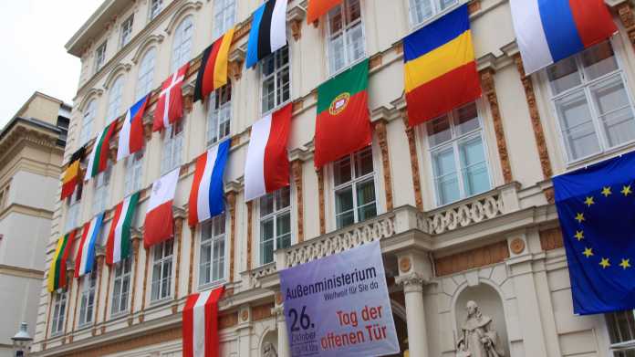 Klassizistisches Gebäude mit internationalen Flaggen