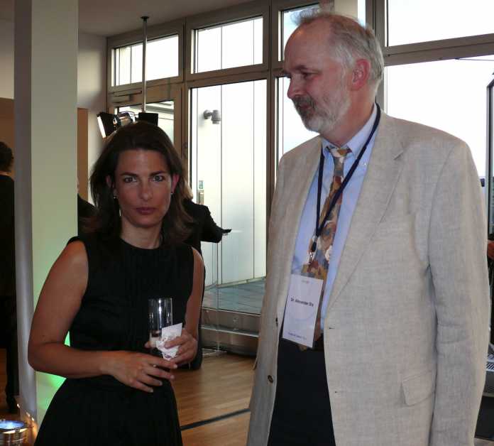 Annette Kroeber-Riehl mit Berlins Datenschutzbeauftragtem Alexander Dix