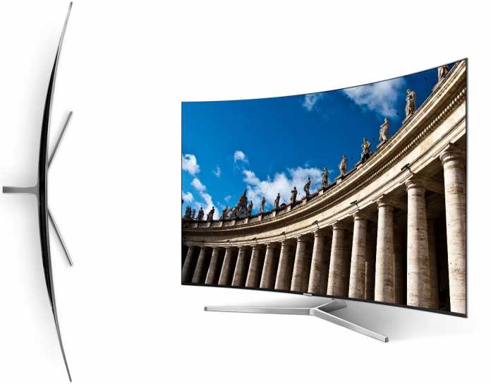 Samsung hat diverse gebogene TVs im Programm, andere TV-Hersteller bevorzugen plane Displays. Über den Sinn der curved-TVs lässt sich streiten.