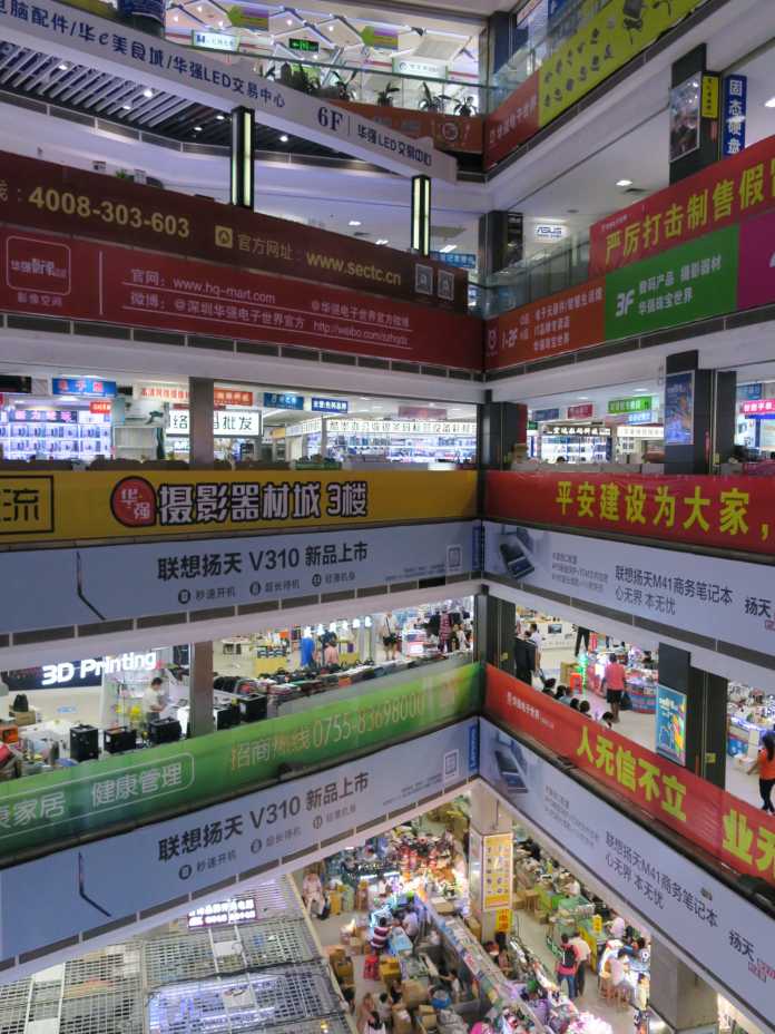 Innenansicht eines mehrstöckigen Elektronikkaufhaus in Shenzhen, China