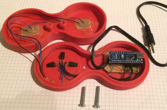 Das rote Gamepad geöffnet, mit Arduino nano und Verkabelung sichtbar