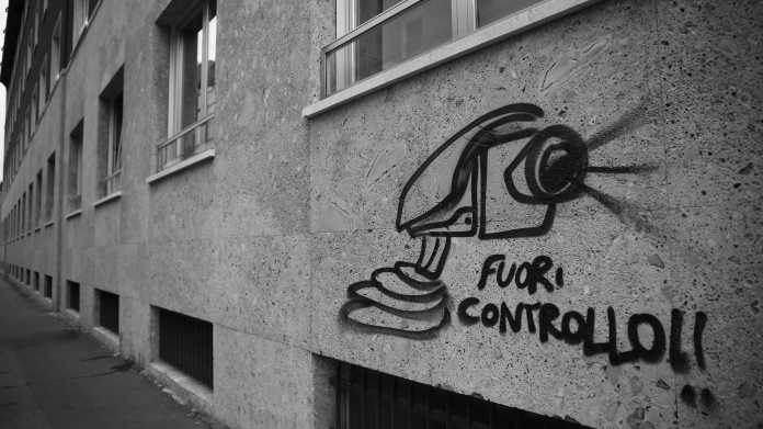 Graffiti an Hauswand zeigt Überwachungskamera und "Fuori Controllo!!"