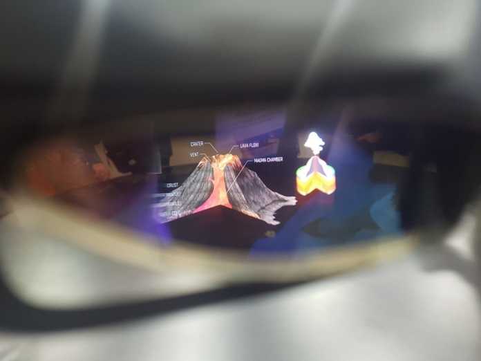 ODG demonstrierte ihr R8- und R9-Brillen lediglich mit statischen 3D-Filmchen. An die Umgebung angepasst hat sich die Darstellung nicht.