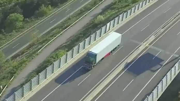 Luftaufnahme eines LKW auf einer Autobahn
