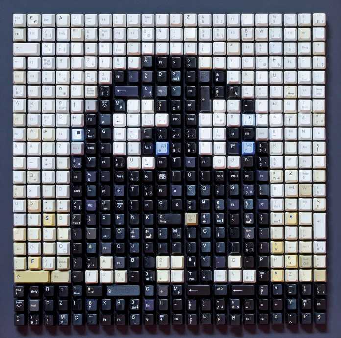 Ein Geist aus dem Spiel Pac-Man, zusammengesetzt aus schwarzen und weißen Computertasten