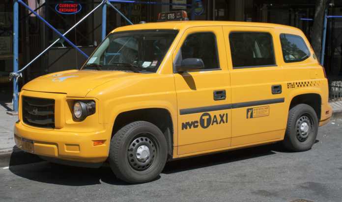 Gelbes, rollstuhlkompatibles Taxi aus New York City