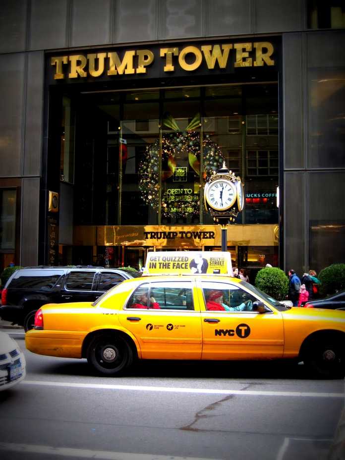 Gelbes NYC-Taxi vor Eingang zum Trump Tower