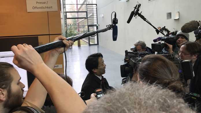 Anwalt Chan-jo Jun wird von der Presse befragt.