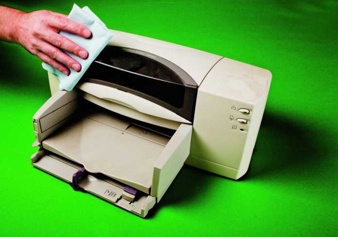 Bei so alten Schätzchen wie dem hier gezeigten HP-Drucker kann man zum Reinigen an vielen Stellen noch selbst Hand anlegen.