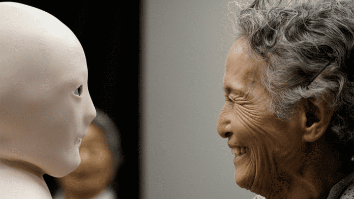 Telenoid, der ferngesteuerte Telepräsenzroboter des japanischen Forscher Hiroshi Ishiguro, soll mit alten Menschen kommunizieren.