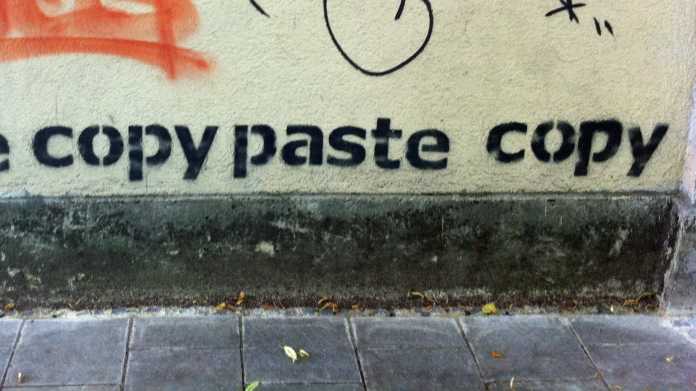 Graffiti "paste copy paste copy"