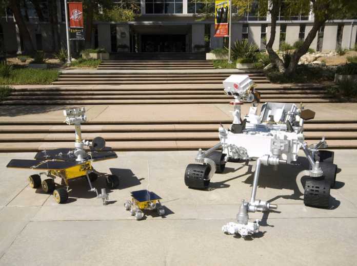 Gruppenbild mit Koloss: Der MSL-Rover kann ein Vielfaches der Nutzlast seiner Vorgänger tragen.