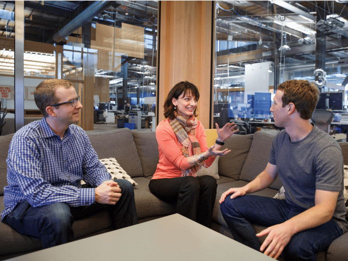 &quot;Building 8&quot;-Chefin Regina Ducan und Facebook-Chef Mark Zuckerberg (rechts) schmieden Pläne für die Zukunft. Gehört dazu eine Facebook-Drohne?