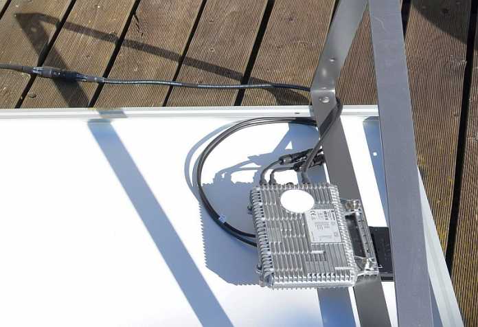Mini-Wechselrichter hinter Solarpanel
