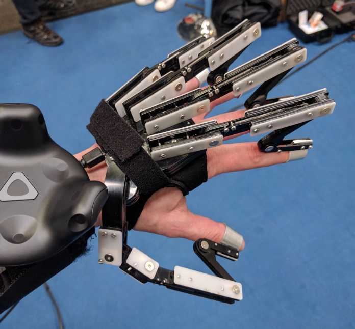 Mit dem Sense Glove kann man in der VR jeden Finger einzeln bewegen. Er trägt sich dabei nicht so unbequem wie er aussieht.