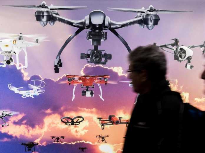 Drohnen, davor Messebesucher