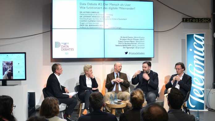 Bernhard Pörksen (r.) mit (n.l.) Caspar Clemens, Hinrich Claussen, Astrid Carolus und Marcel Ritter.