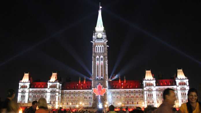 Parlamentsgebäude mit Lichtinstallation