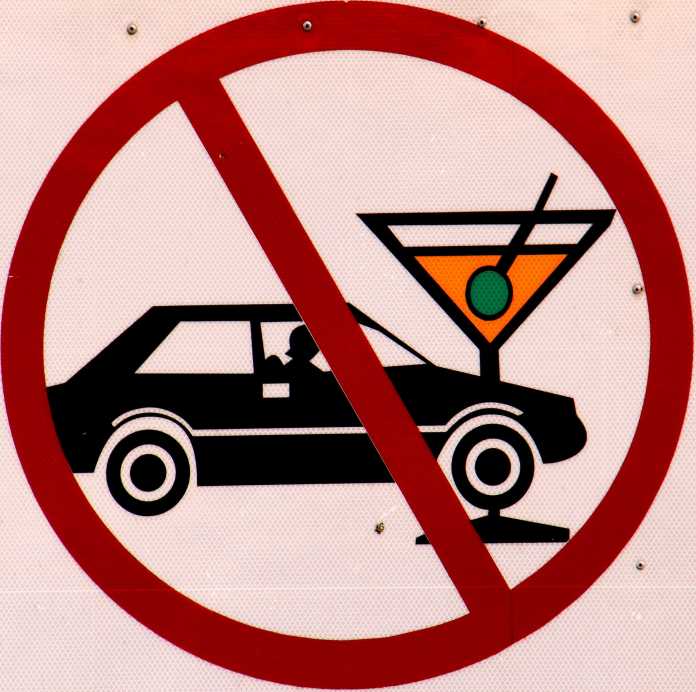 Verbotszeichen mit PKW und Martiniglas