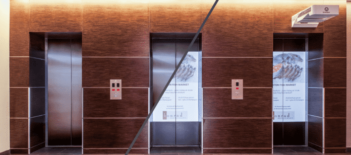 Ein Beamer macht Aufzugtüren zu Werbeflächen.