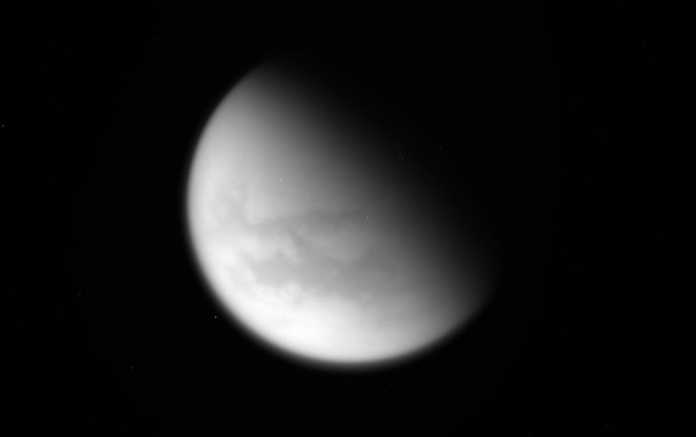 Unbearbeitetes Bild vom letzten Vorbeiflug an Titan
