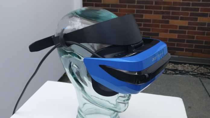 Die VR-Brille aus der Kooperation zwischen Acer und Microsoft wird mit einem Band um den Kopf befestigt.
