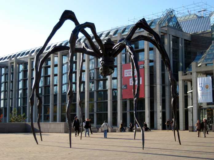 Riesige Statue einer Spinne