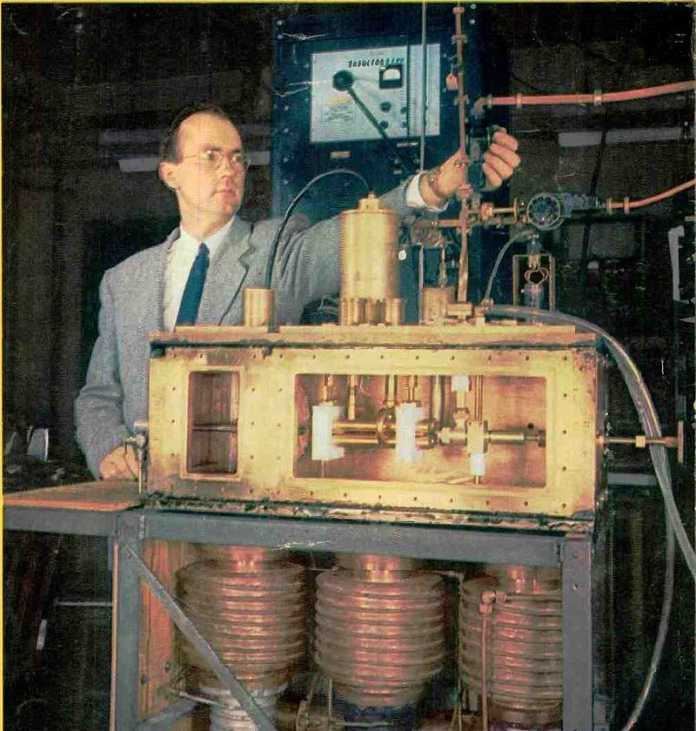 Charles H. Townes mit dem Prototypen seines Ammonik-Masers