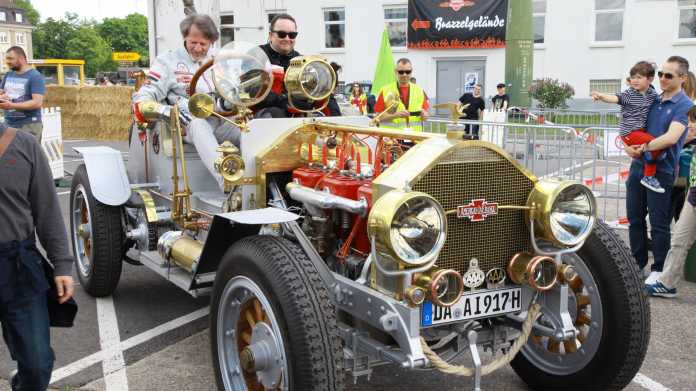 Brazzeltag in Speyer: Heulende Motoren, brennende Reifen, Benzingestank