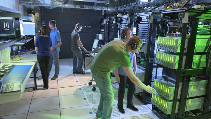 Ingenieure der Hewlett Packard Labs arbeiten in Fort Collins (Colorado) am Prototypen des ersten Memory-Driven-Computers. Die grundlegend neue Rechnerarchitektur verspricht auch Fortschritte jenseits des Supercomputers -- vom Smartphones bis zum &quot;Edge Device&quot;.