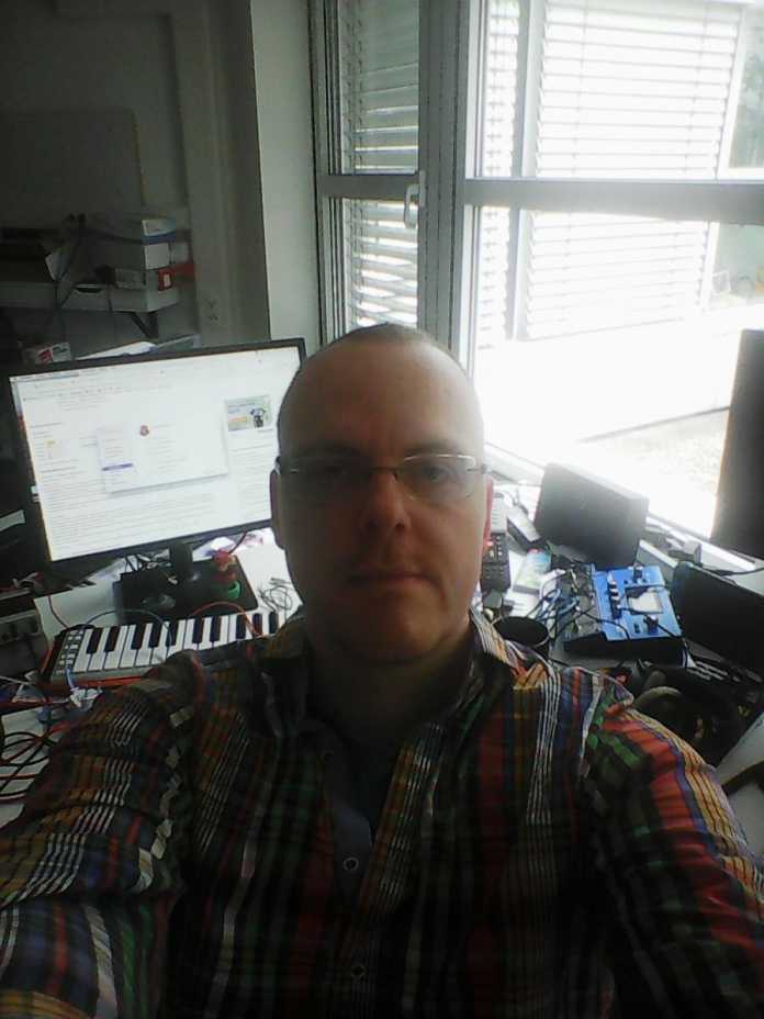 Nein, dieses Selfie von c't-Redakteur Hartmut Gieselmann ist nicht von 2004, sondern ein aktuelles Foto, aufgenommen vom neuen 3310 und per MMS verschickt.