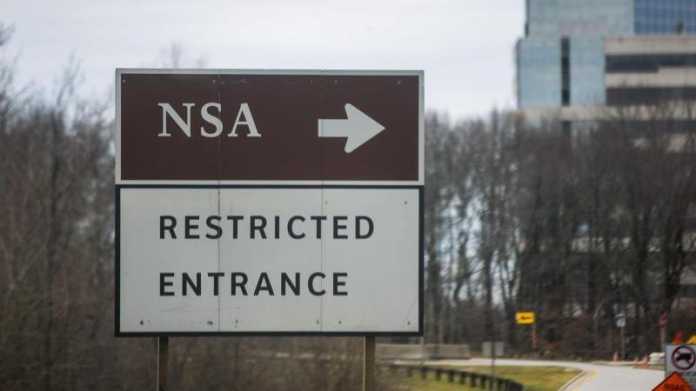 Wegweiser zur NSA, darunter Schild "Restricted Entrance"
