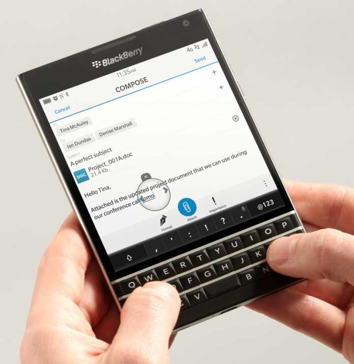 Blackberry-Gerät, von 2 Händen gehalten