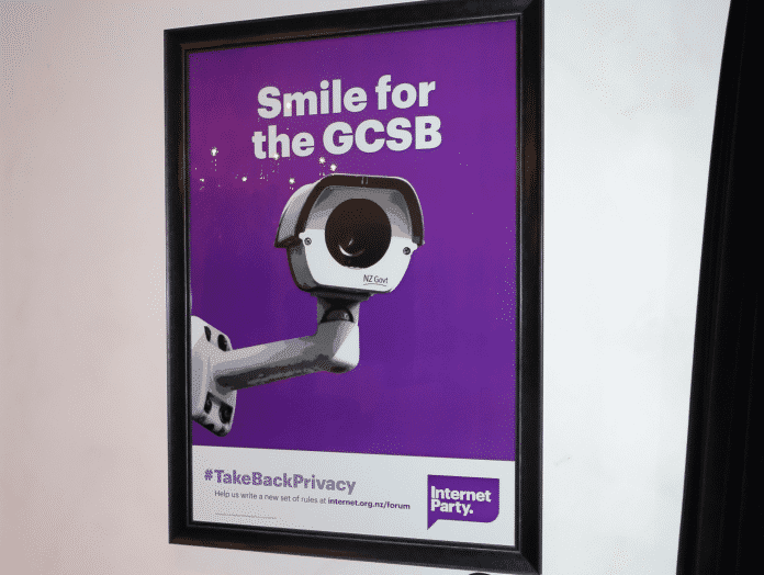 Plakat mit Überwachungskamera und slogan &quot;Smile for the GCSB&quot;