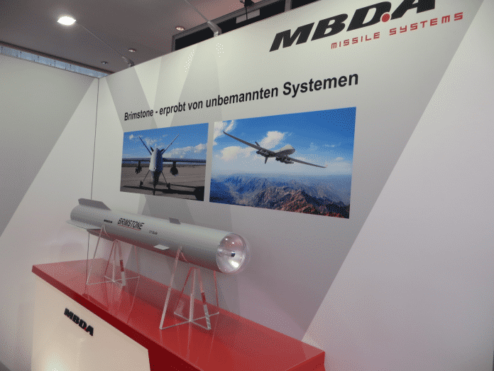 Für die Bewaffnung von Drohnen bietet MBDA den Lenkflugkörper Brimstone an, der mit Überschallgeschwindigkeit fliegt und mit einer 6,5-kg-Tandemhohlladung auch Panzerungen durchschlagen kann.