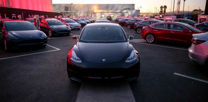 Frisch vom Band: die ersten 30 Tesla Model 3 vor dem Werk im kalifornischen Fremont.