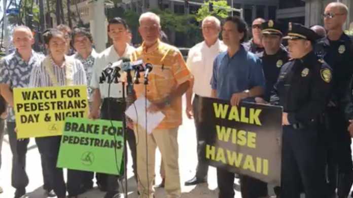Straßen überquerende Fußgänger mit Blick aufs Handy sollen in Honolulu blechen