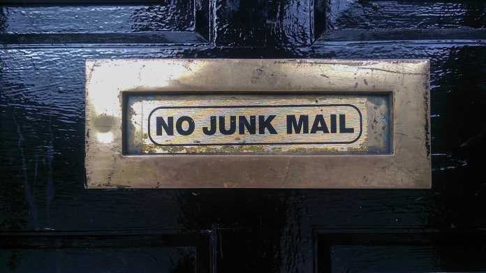 Briefschlitz mit Aufschrift &quot;No Junk Mail&quot;