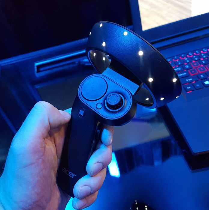 Die Windows-Controller ähneln funktional denen der HTC Vive, allerdings gibt es neben Touchpad und Trigger auch noch einen Analogstick.