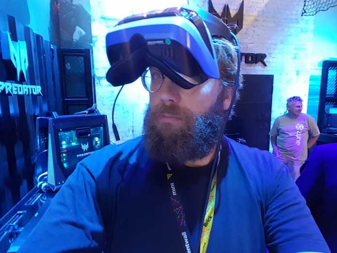 Praktisch: Die Windows-VR-Brillen kann man einfach hochklappen, wenn man mal kurz in die Realität will.