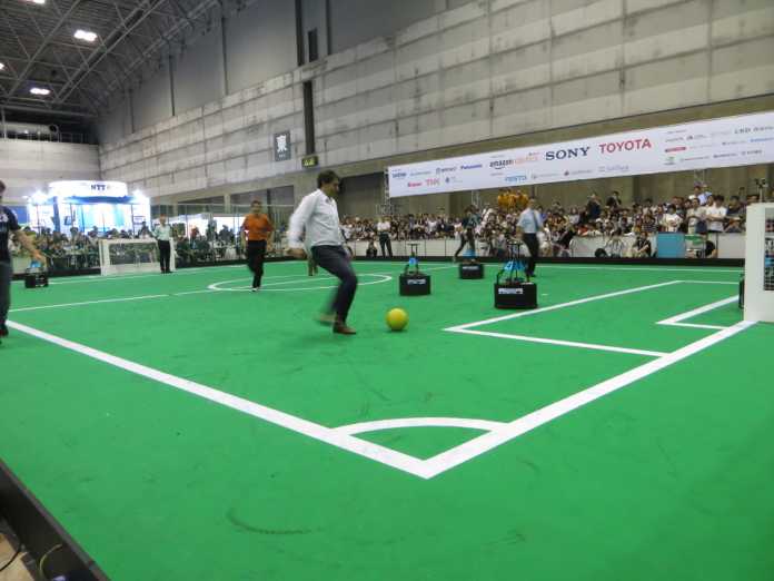 Wenn Menschen mit Robotern Fußball spielen (wie hier bei der RoboCup-WM 2017) — ist das dann noch traditioneller Sport oder schon E-Sport?
